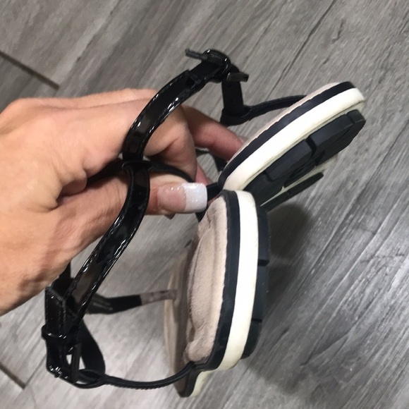 Clarks Black Patent Leather & Snakeskin Embossed Thong Style Sandals size 9 - Picture 4 of 8